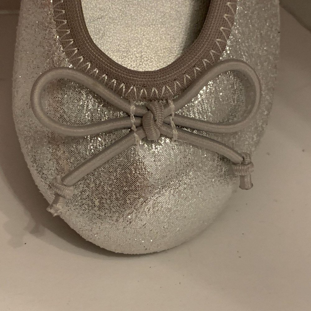 Girl’s Harper Canyon Silver Ballet Flat EUC - Picture 2 of 7